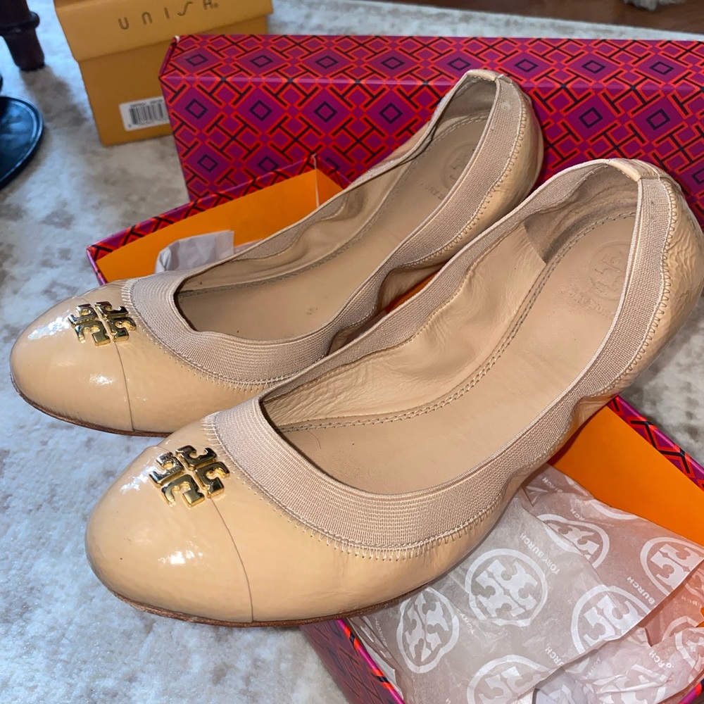 Tory Burch Jolie Ballet Flat in Soft Naplak/Elastic.